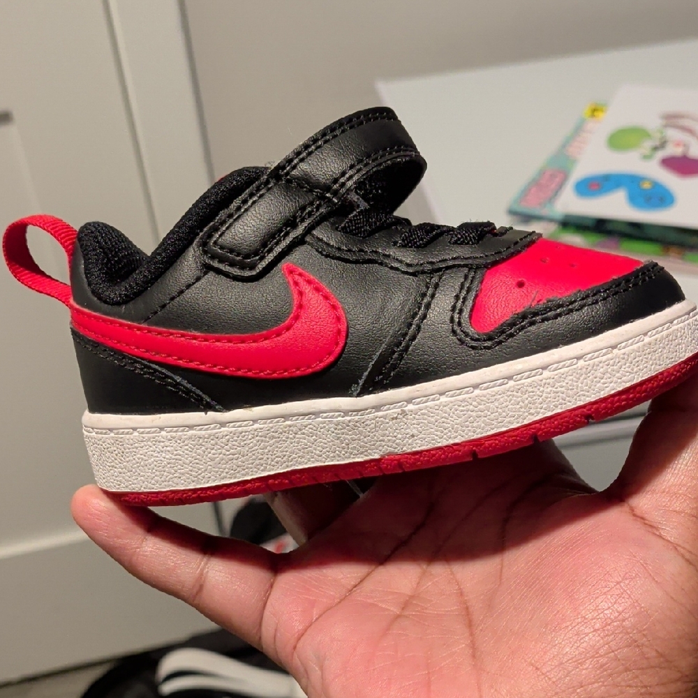 Nike Kids Black and Red Strap Sneakers